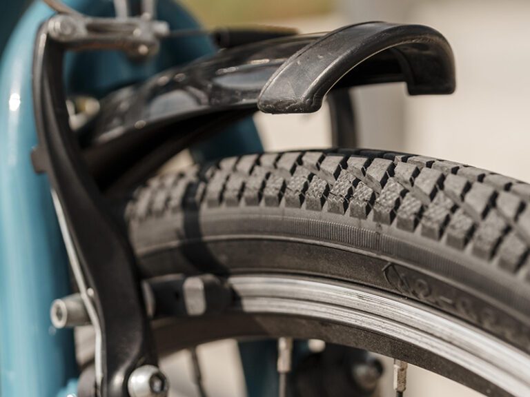 The Pros and Cons of Tube vs. Tubeless Tyres